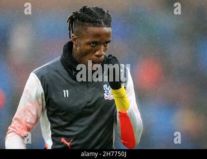 Turf Moor, Burnley, Lancashire, Großbritannien. 20th. November 2021. Premier League Football, Burnley gegen Crystal Palace: Wilfred Zaha von Crystal Palace während des Vorspiels Aufwärmen Kredit: Action Plus Sports/Alamy Live News Stockfoto