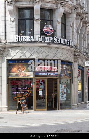 LONDON, Großbritannien - 14. JULI 2021: Außenansicht des Restaurants Bubba Gump Shrimp Company in der Coventry Street Stockfoto