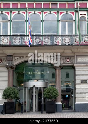 LONDON, Großbritannien - 14. JULI 2021: Der Eingang zum Clermont Charing Cross Hotel, neben der Charing Cross Station am Strand Stockfoto