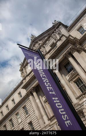 LONDON, Großbritannien - 14. JULI 2021: Außenansicht des Somerset House mit Bannerschildern Stockfoto