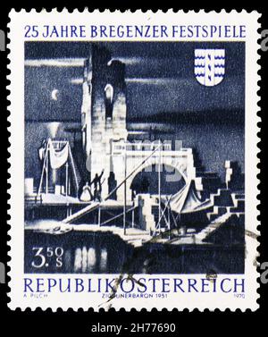 MOSKAU, RUSSLAND - 25. OKTOBER 2021: In Österreich gedruckte Briefmarke zum 25th. Jahrestag der Bregenzer Festspiele, um 1970 Stockfoto