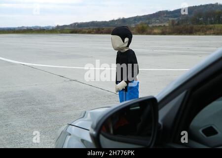 Das Kind Fußgänger weichen Ziel auf dem Prüfstand. Wird zum Testen der autonomen Notbremsung verwendet Stockfoto