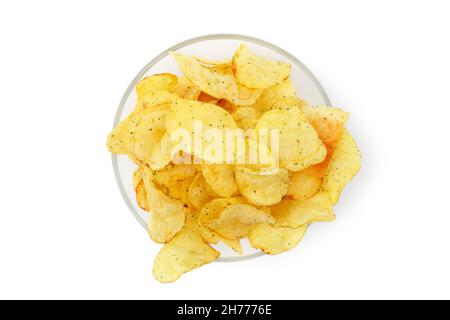 Kartoffelchips in einer Glasschale isoliert auf Weiß. Blick von oben Stockfoto