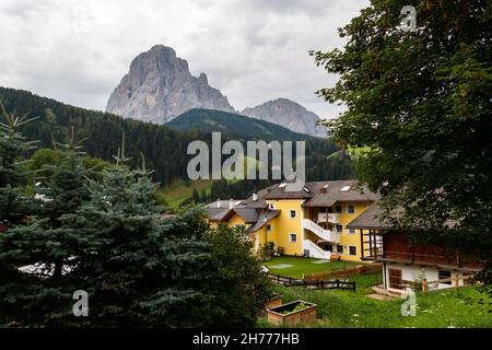 Blick auf das Bergdorf St. Christina in Gröden und die umliegenden Dolomiten Stockfoto