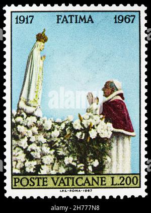 MOSKAU, RUSSLAND - 25. OKTOBER 2021: Die im Vatikan gedruckte Briefmarke zeigt Papst Paul VI. Beim Gebet vor der Statue der Jungfrau Maria in Fatima, 50th. Jahrestag der Stockfoto