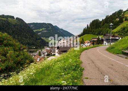 Blick auf das Bergdorf St. Christina in Gröden und die umliegenden Dolomiten Stockfoto