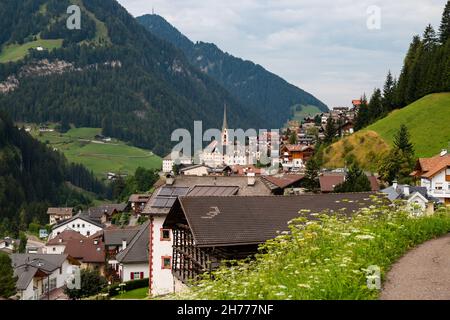 Blick auf das Bergdorf St. Christina in Gröden und die umliegenden Dolomiten Stockfoto