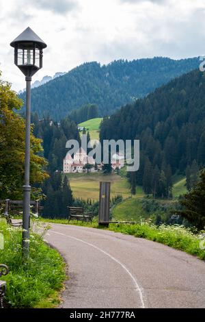 Blick auf die Bergstadt, berühmtes Touristenziel sowohl im Winter als auch im Sommer, von St. Ulrich in Gröden Stockfoto