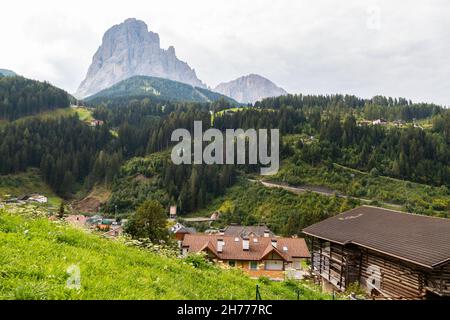 Blick auf die Bergstadt, berühmtes Touristenziel sowohl im Winter als auch im Sommer, von St. Ulrich in Gröden Stockfoto