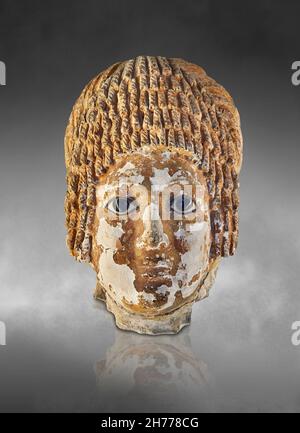 Römisch-ägyptische Totenmaske, 2nd Cent n. Chr. Museum der Schönen Künste von Lyon H1281. Paster mit Glasaugen. Die Frauen haben eine hohe geflochtene Frisur. Stockfoto