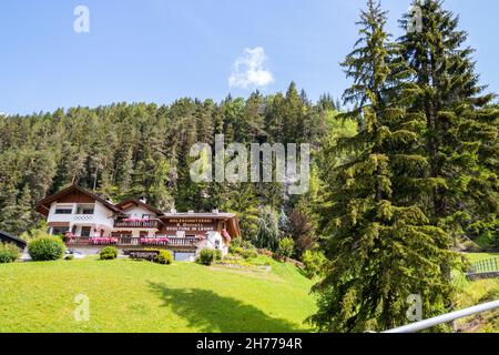 Blick auf das Bergdorf St. Christina in Gröden und die umliegenden Dolomiten Stockfoto