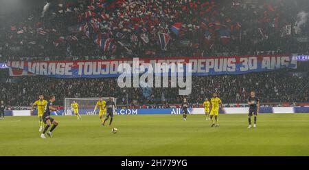 LE VIRAGE AUTEUIL feiert ihr 30th-jähriges Jubiläum mit der Eisspielung der französischen Fußballmeisterschaft Ligue 1 Uber Eats zwischen Paris Saint Germain und dem FC Nantes im Stadion Parc des Princes -Paris- Frankreich, am 20. November, Foto von Loic Baratoux/ABACAPRESS Stockfoto