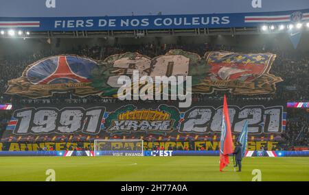 LE VIRAGE AUTEUIL feiert ihr 30th-jähriges Jubiläum mit einem TIFO anlässlich der französischen Fußballmeisterschaft Ligue 1 Uber Eats zwischen Paris Saint Germain und dem FC Nantes am 20. November im Stadion Parc des Princes -Paris- Frankreich, Foto von Loic Baratoux/ABACAPRESS Stockfoto