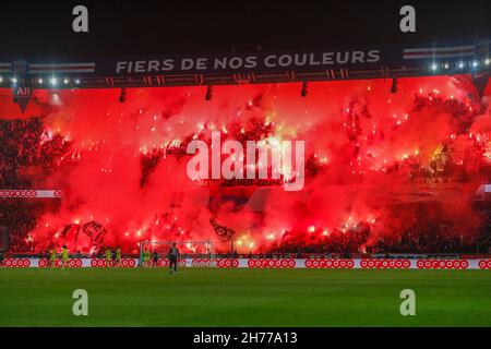 LE VIRAGE AUTEUIL feiert ihr 30th-jähriges Jubiläum mit der Eisspielung der französischen Fußballmeisterschaft Ligue 1 Uber Eats zwischen Paris Saint Germain und dem FC Nantes im Stadion Parc des Princes -Paris- Frankreich, am 20. November, Foto von Loic Baratoux/ABACAPRESS Stockfoto