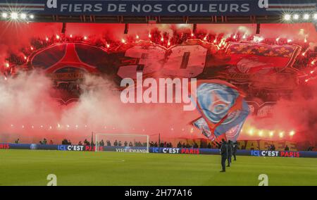 LE VIRAGE AUTEUIL feiert ihr 30th-jähriges Jubiläum mit einem TIFO anlässlich der französischen Fußballmeisterschaft Ligue 1 Uber Eats zwischen Paris Saint Germain und dem FC Nantes am 20. November im Stadion Parc des Princes -Paris- Frankreich, Foto von Loic Baratoux/ABACAPRESS Stockfoto