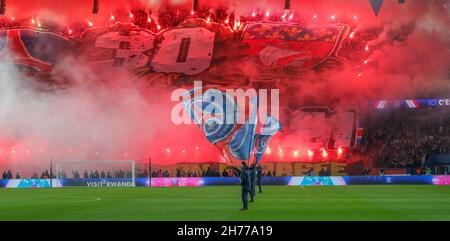 LE VIRAGE AUTEUIL feiert ihr 30th-jähriges Jubiläum mit einem TIFO anlässlich der französischen Fußballmeisterschaft Ligue 1 Uber Eats zwischen Paris Saint Germain und dem FC Nantes am 20. November im Stadion Parc des Princes -Paris- Frankreich, Foto von Loic Baratoux/ABACAPRESS Stockfoto