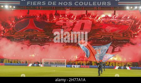 LE VIRAGE AUTEUIL feiert ihr 30th-jähriges Jubiläum mit einem TIFO anlässlich der französischen Fußballmeisterschaft Ligue 1 Uber Eats zwischen Paris Saint Germain und dem FC Nantes am 20. November im Stadion Parc des Princes -Paris- Frankreich, Foto von Loic Baratoux/ABACAPRESS Stockfoto