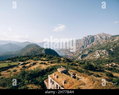 Braut und Bräutigam stehen auf der Spitze der Festung Gorazda auf dem Berg Lovcen. Drohne Stockfoto