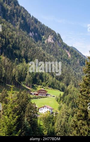 Blick auf das Bergdorf St. Christina in Gröden und die umliegenden Dolomiten Stockfoto