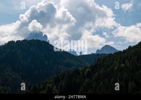 Blick auf das Bergdorf St. Christina in Gröden und die umliegenden Dolomiten Stockfoto