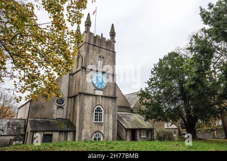 Westliche Erhebung der Stoke Damerel Church in Plymouth. Die Flagge von St. George, die über seinem Turm aus dem 15th. Jahrhundert schweben. Die große Uhr, die dominiert Stockfoto