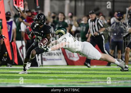 Honolulu, Hawaii, USA. 20th. November 2021. Die Hawaii Warriors Quarterback Brayden Schager (13) lief den Ball.während eines Spiels zwischen den Colorado State Rams und Hawaii Rainbow Warriors spielte Clarence T.C. Ching Field Manoa Campus, Honolulu, Hawaii. (Bild: © Steven Erler/ZUMA Press Wire) Stockfoto