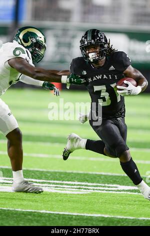 Honolulu, Hawaii, USA. 20th. November 2021. Hawaii Warriors running back Dedrick Parson (31) lief den Ball.während eines Spiels zwischen den Colorado State Rams und Hawaii Rainbow Warriors spielte Clarence T.C. Ching Field Manoa Campus, Honolulu, Hawaii. (Bild: © Steven Erler/ZUMA Press Wire) Stockfoto