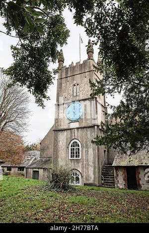 Foto-Illustration der westlichen Erhebung der Stoke Damerel Church in Plymouth. Die Flagge von St. George, die über seinem Turm aus dem 15th. Jahrhundert schweben. Die große Stockfoto