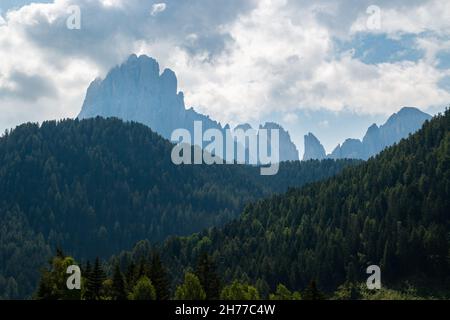 Blick auf das Bergdorf St. Christina in Gröden und die umliegenden Dolomiten Stockfoto