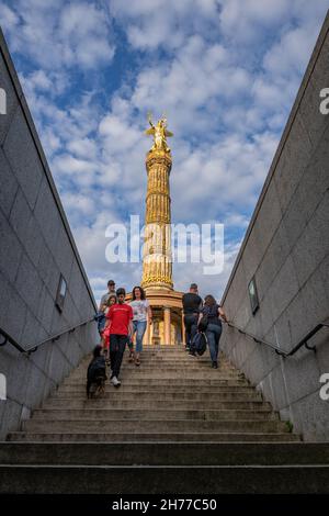 Siegessäule in der Stadt Berlin, Deutschland. Menschen, Touristen auf unterirdischen Treppen, die zum und vom Wahrzeichen der Stadt kommen. Stockfoto