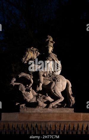 König Jan III Sobieski Denkmal beleuchtet in der Nacht in der Stadt Warschau, Polen. Barocke Reiterstatue aus dem Jahr 1788. Stockfoto