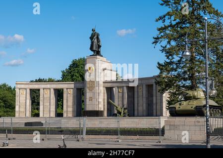 Berlin, Deutschland, das sowjetische Kriegsdenkmal in Tiergarten, das von der Sowjetunion zum Gedenken an Soldaten der sowjetischen Streitkräfte errichtet wurde. Stockfoto