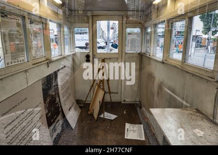 Berlin, Deutschland, Wachhaus Innenraum des Checkpoint Charlie, US Army Checkpoint am alten Berliner Mauerübergang zwischen Ost- und West-Berlin, Stadt l Stockfoto