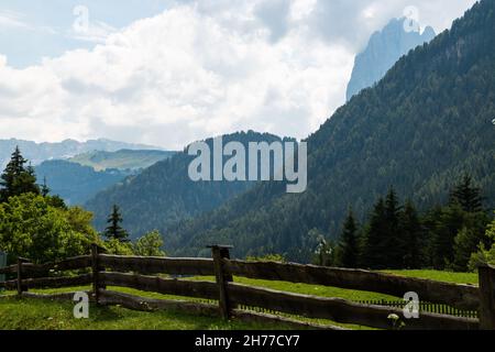 Blick auf das Bergdorf St. Christina in Gröden und die umliegenden Dolomiten Stockfoto