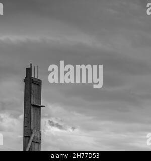 Anfangsphase einer Konstruktion mit dem bewölkten Himmel im Hintergrund. Die Pfeiler (Pilaster) sind grundlegend, um die gebaute Struktur zu stützen Stockfoto