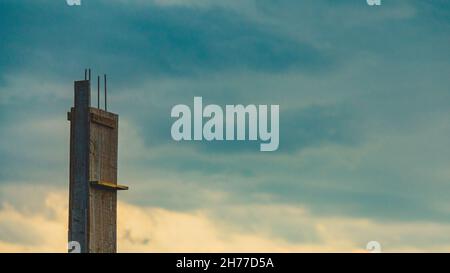 Anfangsphase einer Konstruktion mit dem bewölkten Himmel im Hintergrund. Die Pfeiler (Pilaster) sind grundlegend, um die gebaute Struktur zu stützen Stockfoto