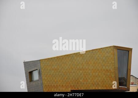 BLACKPOOL, GROSSBRITANNIEN - 03. Sep 2021: Das moderne Standesamt der Hochzeitskapelle von Blackpool steht vor einem grauen Himmel Stockfoto