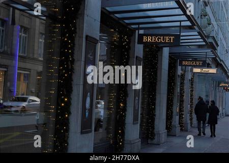 Luxusuhrgeschäft Breguet an der Bahnhofstrasse, Einkaufsstraße in Zürich, mit weihnachtlicher Dekoration. Stockfoto