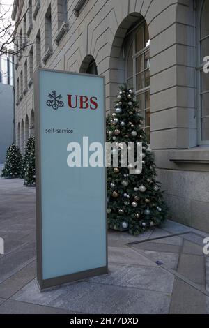 Beschilderung der UBS-Bank vor der Filiale in der Zürcher Innenstadt zur Weihnachtszeit. Stockfoto