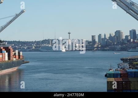 Blick vom Containerschiff, das im Container-SSA-Terminal vertäut ist, um von Portalkranen, die von Stevedores betrieben werden, be- und entladen zu werden. Stockfoto