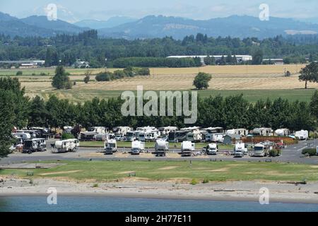 Landschaft und Küste mit Wohnwagen und Campingwagen, die am Flussufer des Columbia River auf dem Weg von Portland, Oregon, geparkt sind. Stockfoto