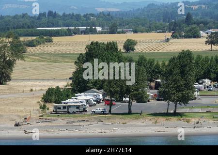 Blick auf Landschaft und Landschaft in Küstennähe mit Wohnwagen und Campingwagen, die auf dem Weg von Portland am Flussufer des Columbia River geparkt sind. Stockfoto