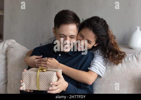 Glückliche hispanische Frau gratuliert Ehemann zum Geburtstag Stockfoto