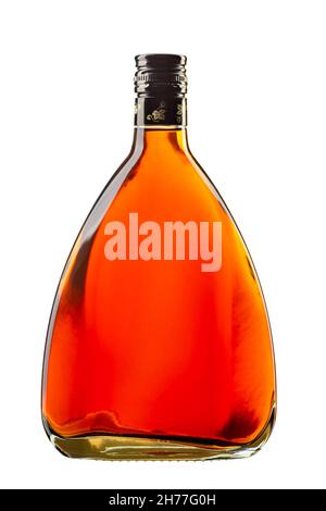 Flasche Bernstein Farbe Premium Alkohol, isoliert auf weißem Hintergrund. Ideal für Mock-up von Whisky, Brandy, Cognac oder Rum-Design. Datei enthält Beschneidung Stockfoto