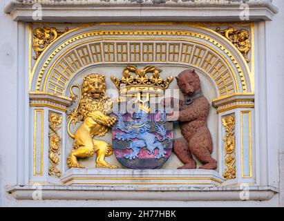 Wappentier Löwe und Bär mit dem Wappen auf dem Rathaus von Brügge in Flandern, Belgien Stockfoto