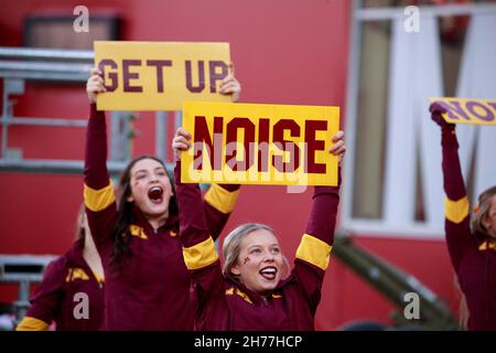 Bloomington, Usa. 20th. November 2021. Minnesota Cheerleader jubeln gegen die Indiana University während eines NCAA-Fußballspiels im Memorial Stadium in Bloomington, Ind. IU verlor gegen Minnesota 35-14. (Foto von Jeremy Hogan/SOPA Images/Sipa USA) Quelle: SIPA USA/Alamy Live News Stockfoto