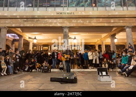 London, Großbritannien. 20th. November 2021. Ein Straßenmusiker hat gesehen, wie er in Covent Garden auftrat.als sich die Weihnachtszeit nähert, haben verschiedene Orte in London Weihnachtsmärkte für die Öffentlichkeit eingerichtet, die sie besuchen können, inmitten von Sorgen über Wanderungen zu covid-19-Raten. Weihnachtsbäume, fröhliche Runden und Imbissstände werden gesehen. Kredit: SOPA Images Limited/Alamy Live Nachrichten Stockfoto