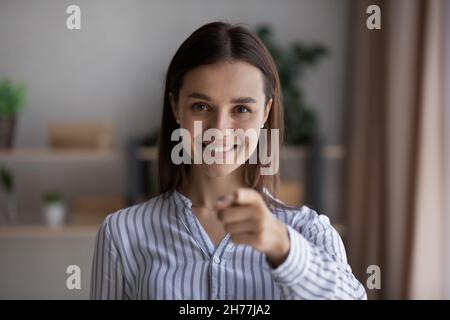 Junge schöne weibliche hr-Manager zeigt Finger auf Kamera. Stockfoto