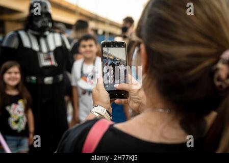Buenos Aires, Argentinien. 20th. November 2021. Eine Mutter fotografiert ihre Kinder neben der Star Wars-Figur Darth Vader am Internationalen Kinderrechtstag im Kulturzentrum Usina del Arte. Der Internationale Tag der Kinderrechte wird jedes Jahr am 20. November gefeiert, in Gedenken an die Annahme der Konvention durch die UN-Generalversammlung über die Rechte des Kindes im Jahr 1989. Quelle: Alejo Manuel Avila/dpa/Alamy Live News Stockfoto