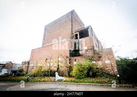 Dudley Hippodrome, Castle Hill der 20th. November ist nun für den Abriss bestimmt und hat wenig Hoffnung, gerettet zu werden. Das ehemalige Dudley Hippodrome hat seit 1974 keine Live-Performance mehr inszeniert und 2009 geschlossen, aber es wurde eine lange Kampagne geführt, um es zu retten. Dudley Metropolitan Borough Council hat £25m von der Regierung gegeben, um ein Universitätszentrum auf dem Gelände zu bauen. 1930s wurde das Gebäude von Acts wie Gracie Fields, Laurel und Hardy, Marlene Dietrich und George Formby als Bingohalle genutzt. SEITENANSICHT. Stockfoto